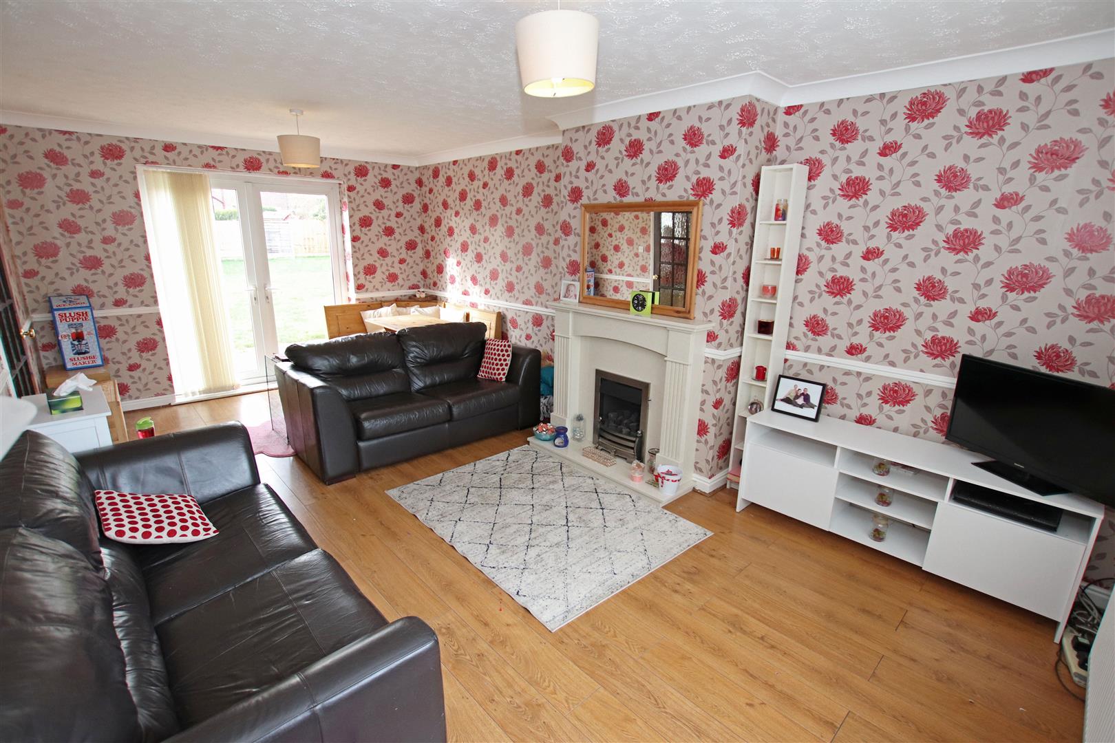FULL LENGTH LOUNGE / DINING ROOM